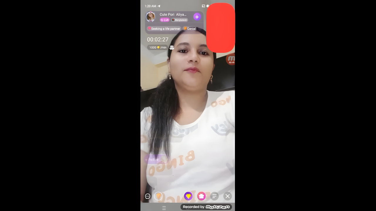 Beautiful Sexy Aunty Shows Boobs in Indian Sex MMS