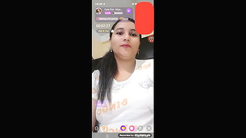 Beautiful Sexy Aunty Shows Boobs in Indian Sex MMS