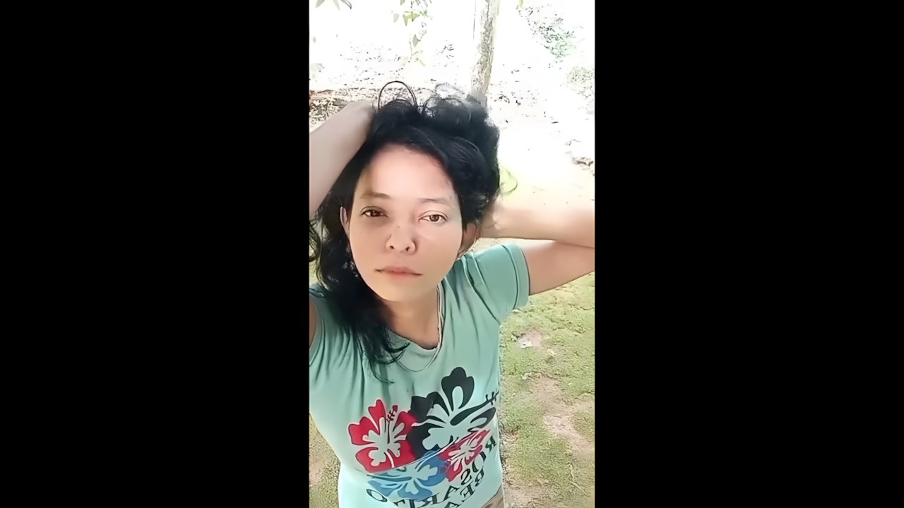 Sexy Girl Shows Boob in Indian Sex MMS Leak