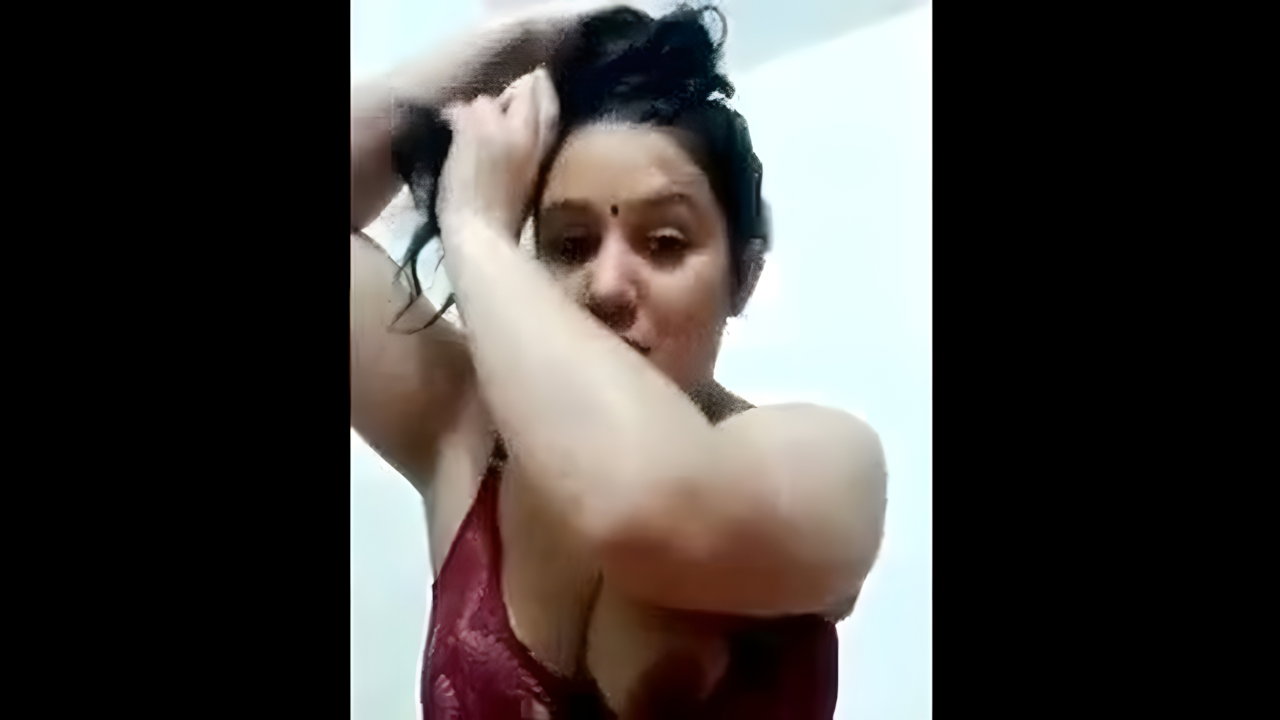 Beautiful Aunty Exposes Huge Boobs in Indian Sex MMS