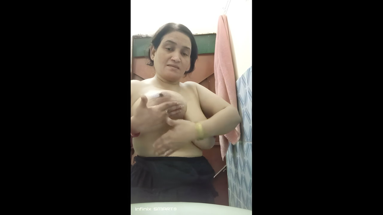 Mature Aunty Exposes Huge Boobs in Indian Sex MMS