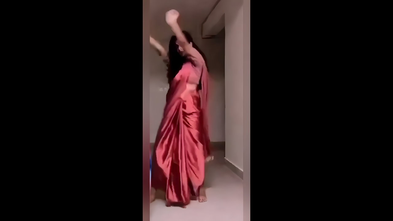 Sexy hot girl showing her boobs while fingering Indian Sex MMS