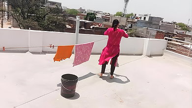 Kirayedar Kapde Sukha Rahi thi Makan malik ne choda
