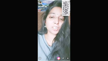 Beautiful hot girl showing her boobs in Indian Sex MMS