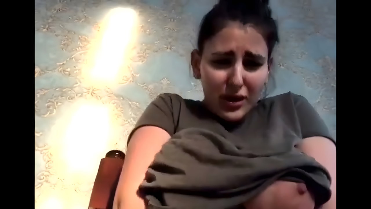 Beautiful hot Delhi girl fingering moan in Indian Sex MMS