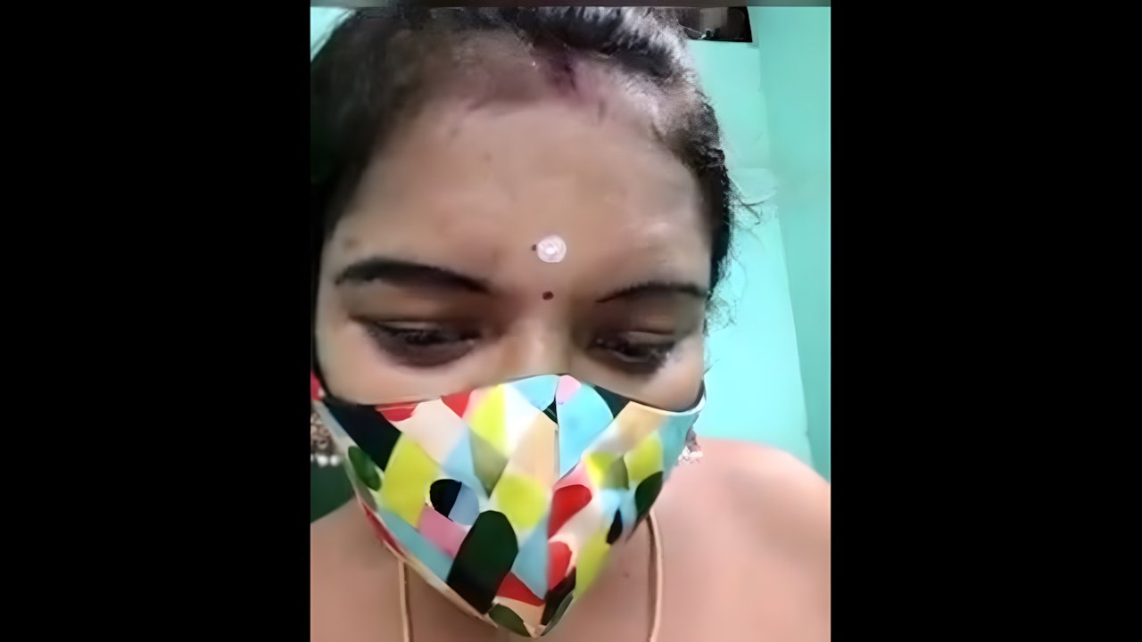 Aunty Sucks Her Own Boobs in Indian Sex MMS Video