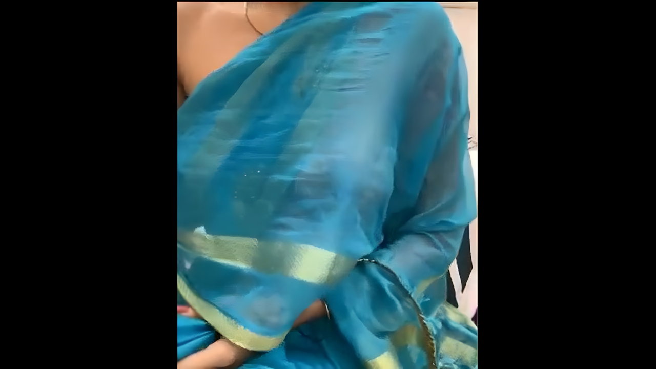 Beautiful Girl Flashes Boobs in Blue Saree – Sex MMS