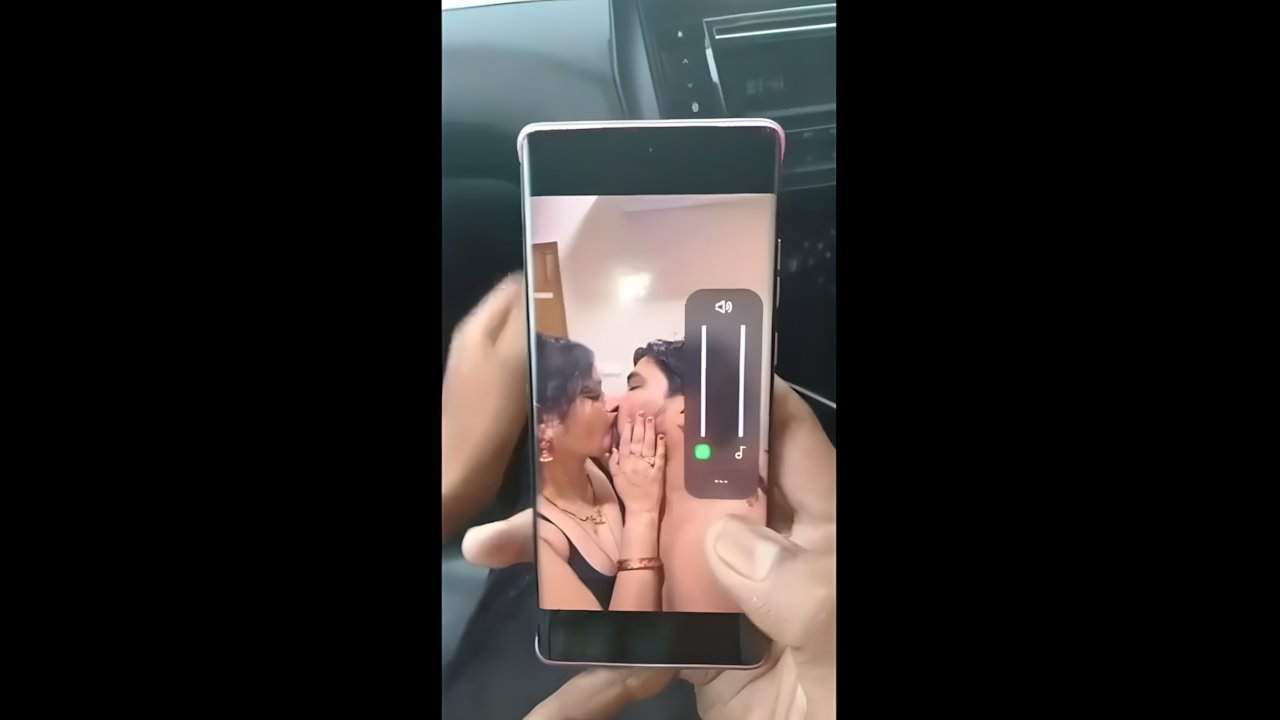Husband Watches Wife’s Indian Sex MMS on Mobile