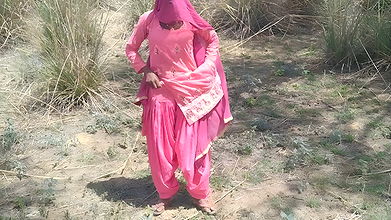 husband wife Jungle ghumne Gaya Patni ko Jameen per Leta kar sabse badhiya chudai Kiya