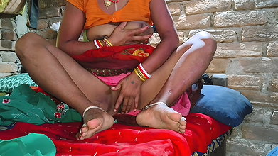 Daddy Suman mummy ko chudai kar ke lund ka pani chut me gira diye.indian girlfriend ko boyfriend ne bedroom me hard fucking kiya