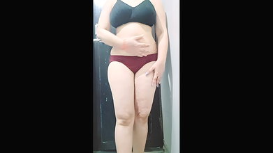 Hot Indian Maa Caught in Camera While Bathing