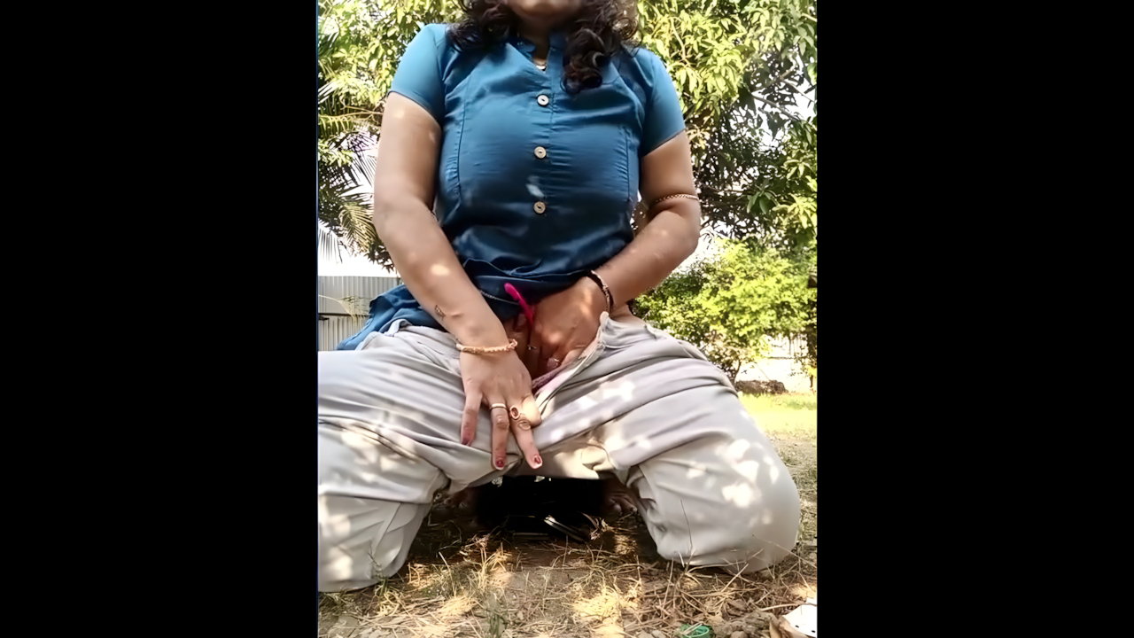 Sneha Bhabhi Exposes Pussy Outdoor in Indian Sex MMS