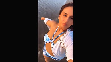 Huma Qureshi sexy boobs show in 2 piece hot