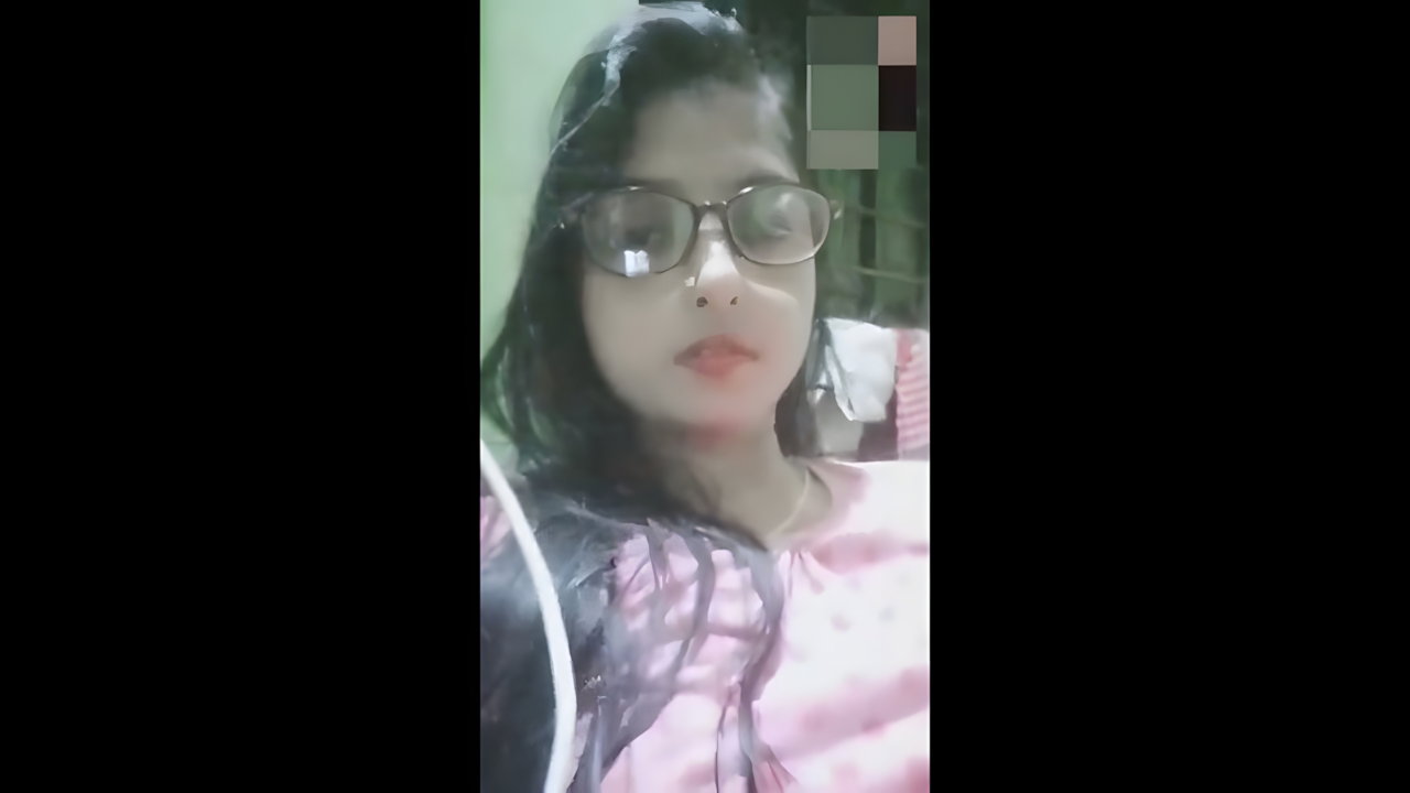 Fariya Exposes Boobs in Hot Indian Sex MMS Scene