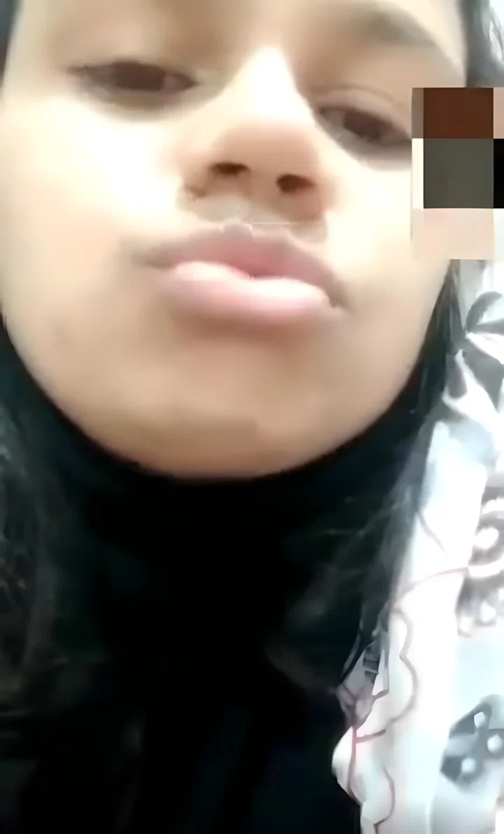 Beautiful Bhabhi Exposes Pussy on Video Call My Desi