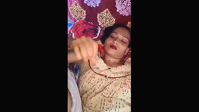 Aunty Gives Blowjob to Nephew in Indian Sex MMS Leak