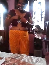 Tamil Aunty Exposes Boobs in Sex MMS Leak