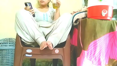 Drink kraane k baad bhai ki girlfriend ko apne bedroom mai le jaa kr chut chudai Kiya Hindi audio.