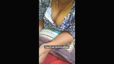 Aunty bed on cleavage show