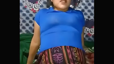 Chapina se muestra para su marido