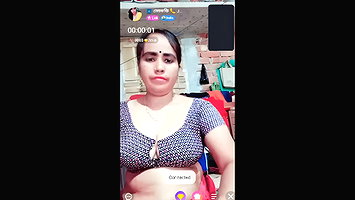 Bengali bhabhi showing her beautiful boobs on chamet live with face
