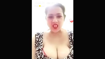 Mansi mature bhabhi showing her nude body and rubbing her pussy on chamet live with face
