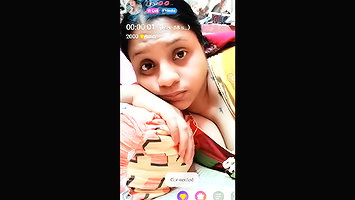 Joyz showing her boobs and nude body on chamet live with face