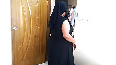 (Hot and Dirty Hijab Aunty Ko Choda) Indian hot aunty fucked by neighbor while cleaning house – Clear Hindi Audio