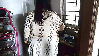 Desi Bhabhi Hot ho jati hai Devar ki bade laund dekhakar – vah utha aur chodane laga (Indian Devar fucked by Bhabhi)