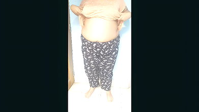 Didi kapde utarti hai, chhota bhai bade Doodh ko dekhata hai – Hindi Desi