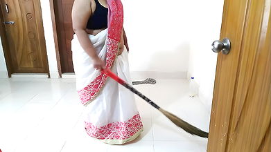 Ghar jhadu lagate hue maa ko chodane par Jabardast apni Beta – Hindi Audio (Indian Sex)