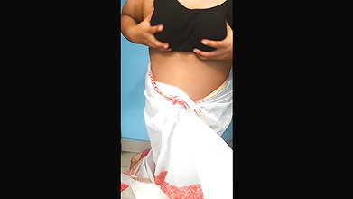 Sasur ke samne Biwi hot hote hai aur apne sari utar detahi – Indian Sex