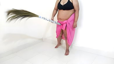 Sexy aunty has sex with a broom while sweeping the house – Hindi Clear Audio