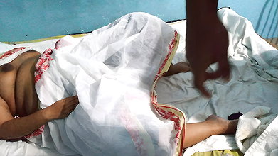 Tamil Hot Aunty bina blauj so rahi hai padosi ladka aaya aur Chudai uske – Desi
