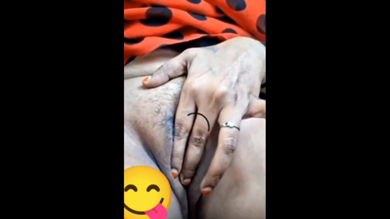 TAMIL HORNY GIRL UNDRESS SAREE SQUEEZING BOOBS FINGERING HER PUSSY 23