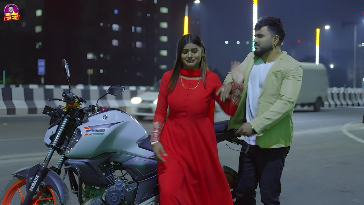 Sweety Sonal hot song – Navel felt 22
