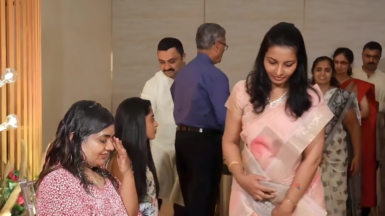 Tulu sexy aunty open navel in pink saree 22