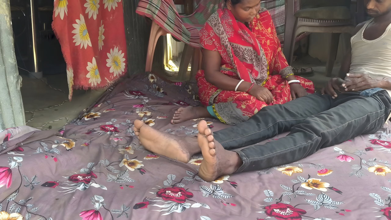 Bimar housewife mein land mein tel lagakar malish ki