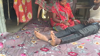 Bimar housewife mein land mein tel lagakar malish ki