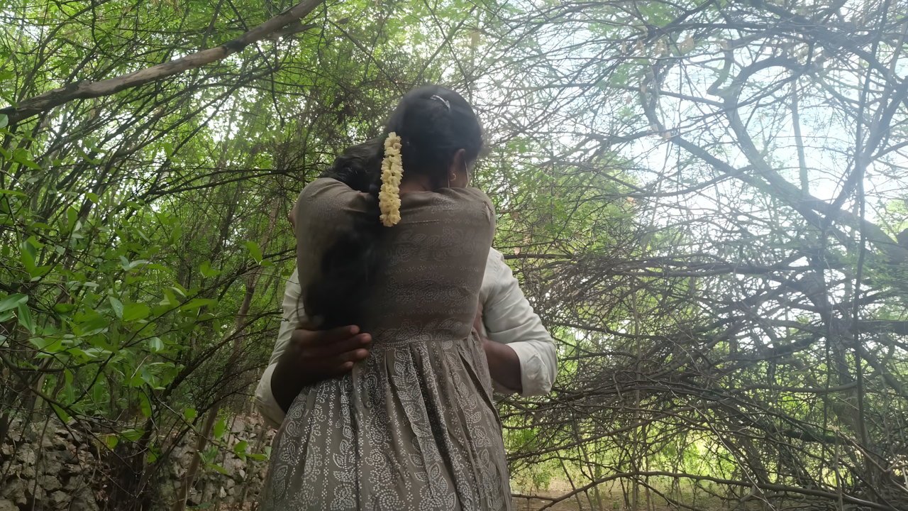 Housewife Sucks Cock Outdoors in Indian Sex MMS