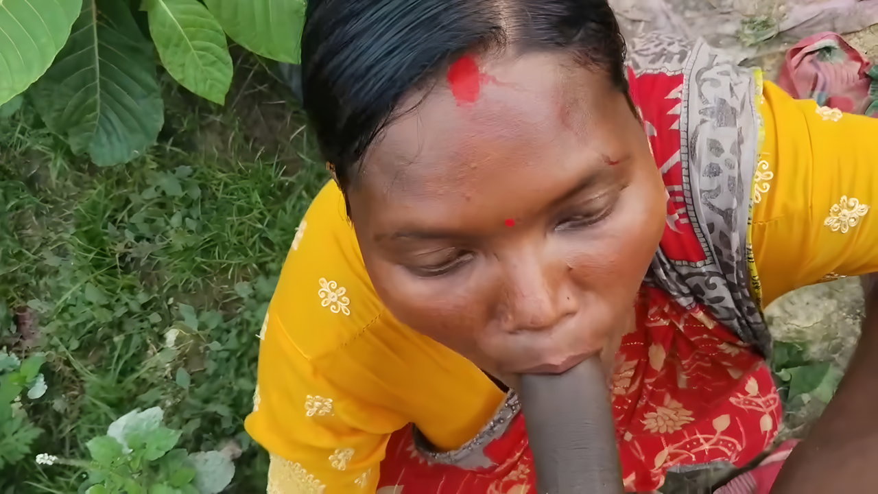 Indian hot wife ki Jungle Safai karte waqt chudai ki