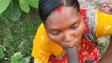 Indian hot wife ki Jungle Safai karte waqt chudai ki