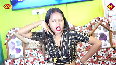 Runa Singh hot sareeless song – Navel kissed, Boobs pressed2
