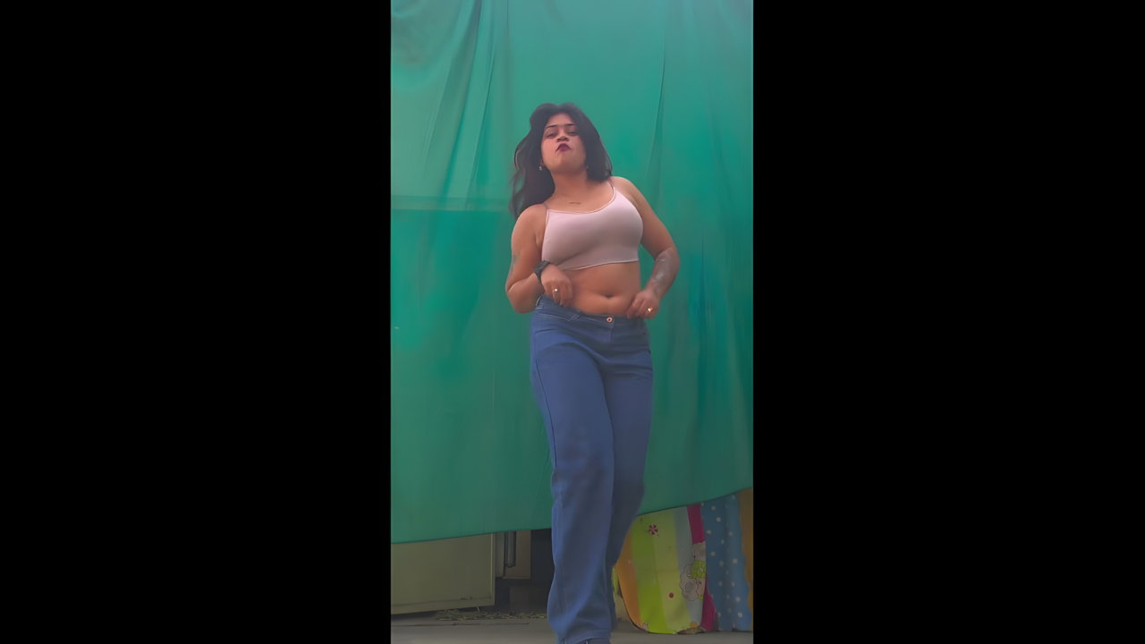 sexy desi babe huge jiggling tits and navel2