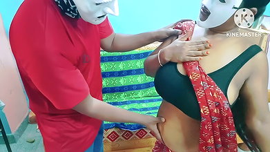 Neighbour Aunty’s Navel Sucked in Indian Sex MMS with Honey