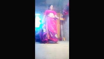 Bhabhi Striping Saree and Shows Nude body