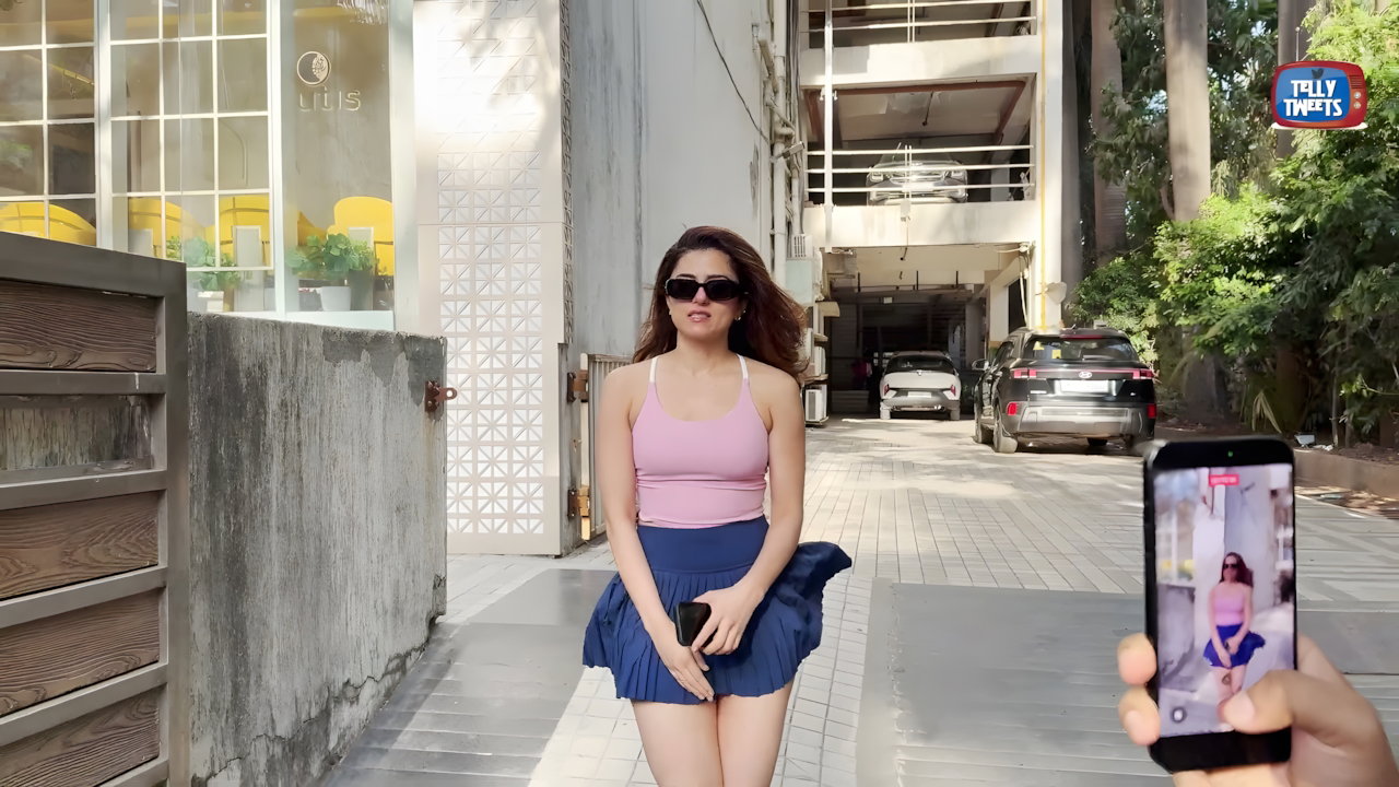 Serial Actress Ridhi Dogra Super Hot Upskirt Exposing Thighs in Public 2
