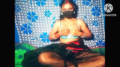 The hot and sexy video of Mampi Bhabhi fucking Desi’s pussy