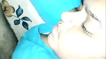 Horny stepbrother puts his big cock in his stepsister’s mouth until it fills her with cum – Porn in Spanish.