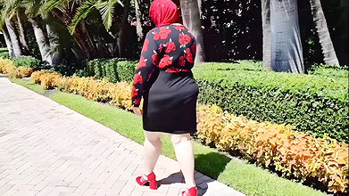 Hijab Muslim Woman Spread Big Pussy Lips Wide Open and Pissed Outdoor for Stranger